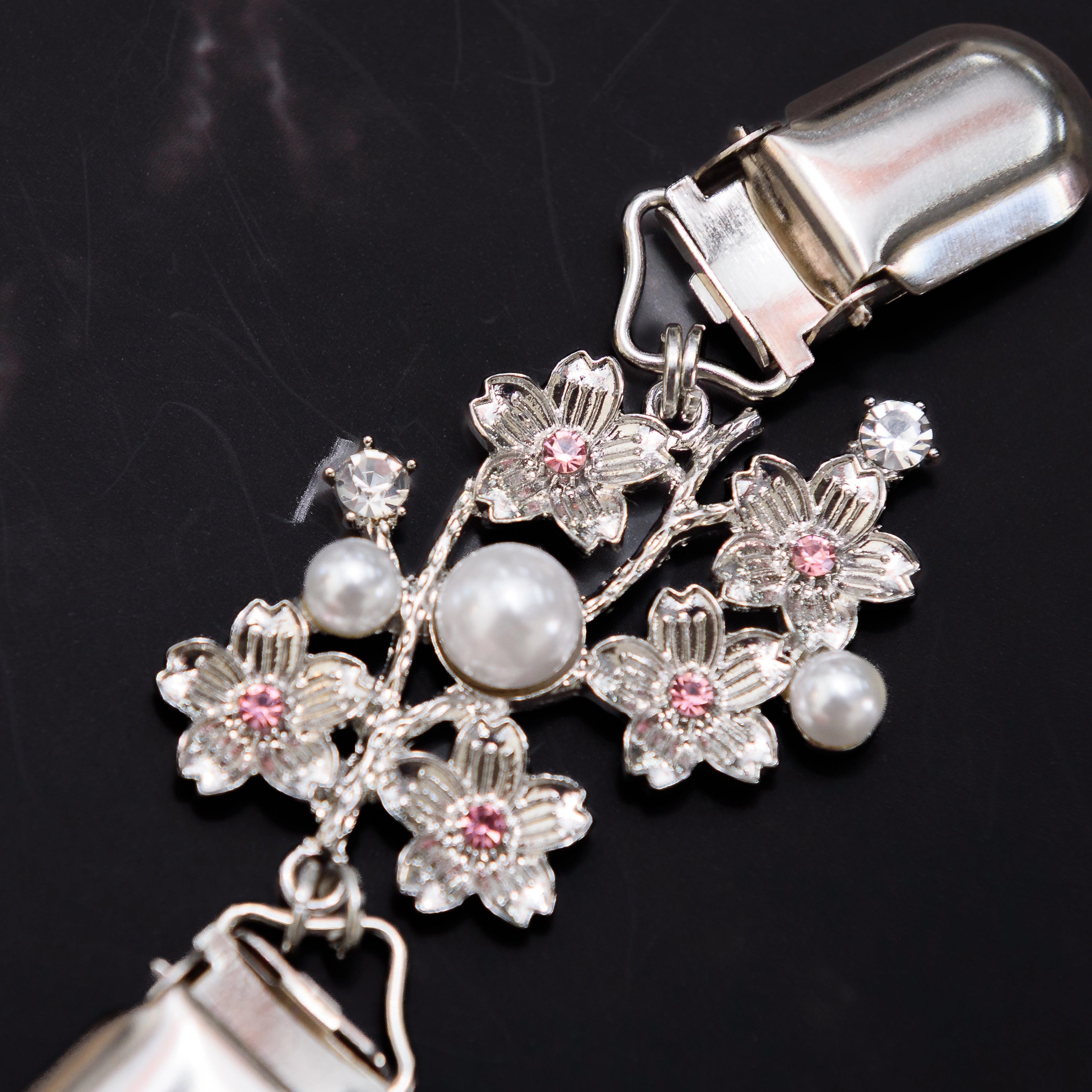 Blossom Pearl Cinch Clip